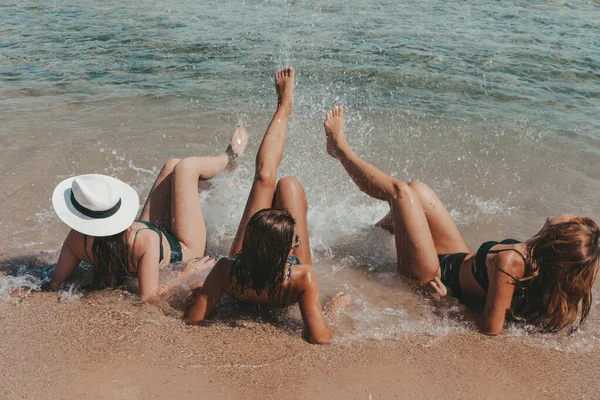 Grupa pieknych mlodych kobiet odpoczywaja na plazy. Przyjaciele spacerujący po plaży — Zdjęcie stockowe