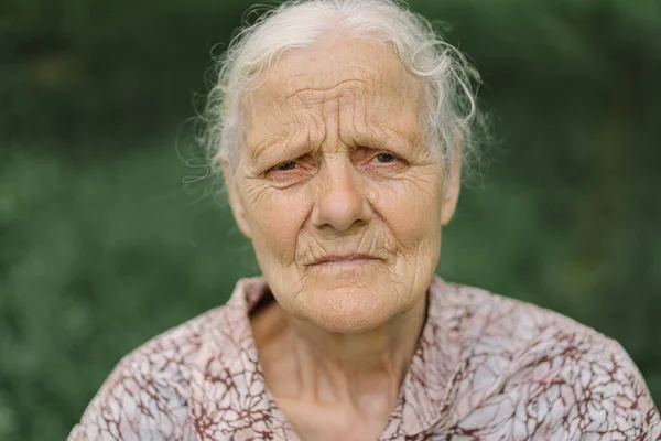 Retrato Velha Triste Retrato Uma Avó Adulta Cabelos Grisalhos Contra — Fotografia de Stock