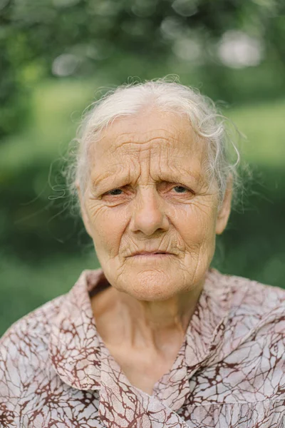 Retrato Velha Triste Retrato Uma Avó Adulta Cabelos Grisalhos Contra — Fotografia de Stock