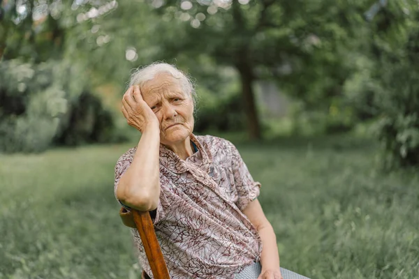 Retrato Velha Triste Retrato Uma Avó Adulta Cabelos Grisalhos Contra — Fotografia de Stock
