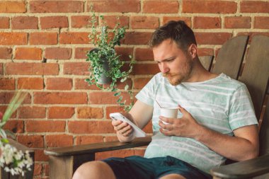 Cep telefonu kullanan bir adam. Yaşam tarzı hareketliliği ve modern kablosuz iletişim teknolojileri kavramı