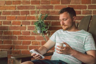 Cep telefonu kullanan bir adam. Yaşam tarzı hareketliliği ve modern kablosuz iletişim teknolojileri kavramı