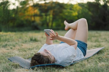 Cep telefonu kullanan kadın yaşam tarzı hareketliliği ve modern kablosuz iletişim teknolojileri kavramı.