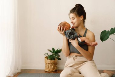 Anne yeni doğmuş bebeğini kucağına alıp kucağına alıyor. Mutlu bebek ve anne.