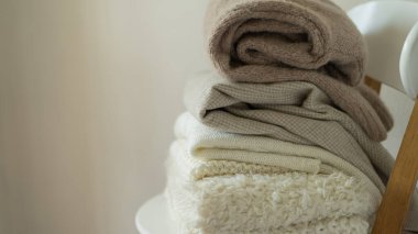 Örgü süveter yığını. Sıcak bir arka plan, örgü, mesaj için yer. Sonbahar kış konsepti. Kazaklı arka plan