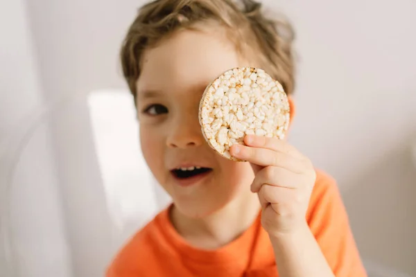 เด็กน้อยน่ารักกินขนมปังกรอบ ไลฟ์สไตล์และโภชนาการเพื่อสุขภาพ . — ภาพถ่ายสต็อก