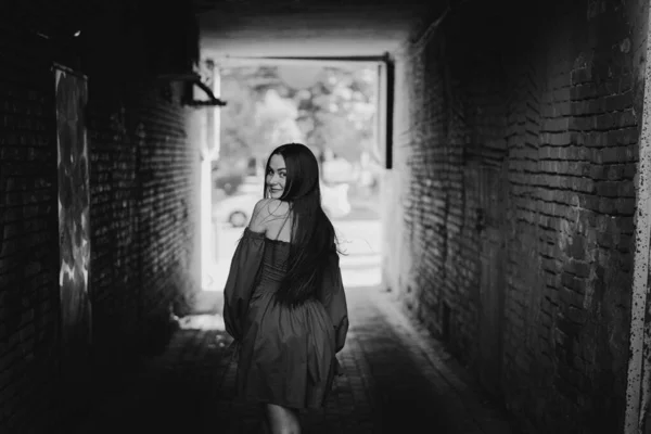 Retrato feliz jovem mulher vestindo vestido azul rindo olhando para a câmera de pé na rua. Fundo urbano — Fotografia de Stock