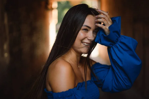 Retrato mujer joven feliz vistiendo vestido azul riendo mirando a la cámara de pie en la calle. Fondo urbano — Foto de Stock