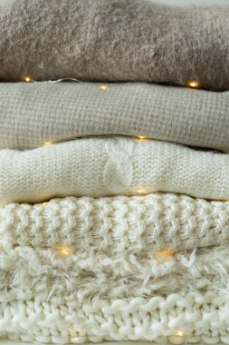 Örgü süveter yığını. Sıcak bir arka plan, örgü, mesaj için yer. Sonbahar kış konsepti. Kazaklı arka plan