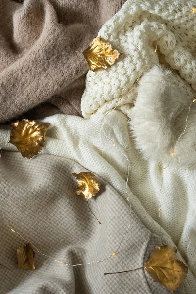Montón de prendas de punto con hojas de oro de otoño, fondo cálido, prendas de punto, espacio para el texto, concepto de invierno de otoño. — Foto de Stock