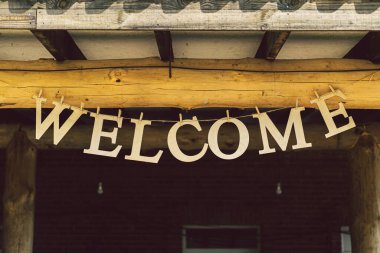 Evin girişindeki terasta asılı duran mektuplar.