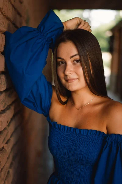 Retrato mujer joven feliz vistiendo vestido azul riendo mirando a la cámara de pie en la calle. Fondo urbano — Foto de Stock