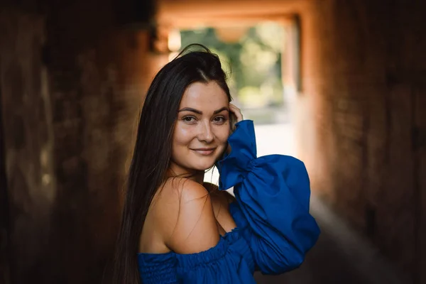 Retrato feliz jovem mulher vestindo vestido azul rindo olhando para a câmera de pé na rua. Fundo urbano — Fotografia de Stock