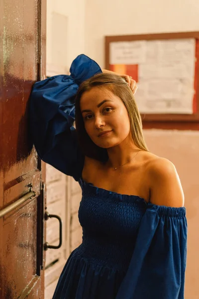 Retrato feliz jovem mulher vestindo vestido azul rindo olhando para a câmera de pé na rua. Fundo urbano — Fotografia de Stock