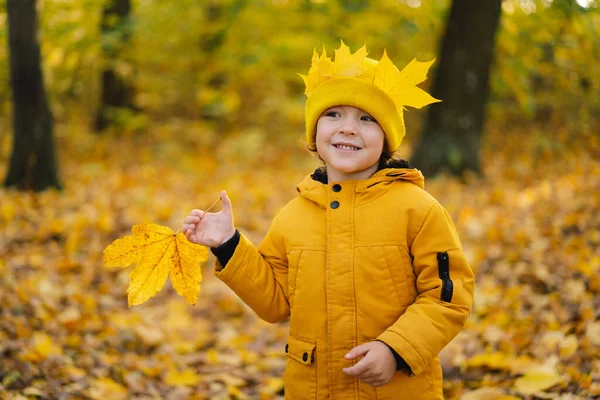 Een Jongetje Met Een Gele Hoed Jasje Loopt Door Het — Stockfoto