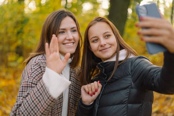 Junge Mädchen lachen und unterhalten sich per Videotelefon. Das Konzept der Lifestyle-Mobilität — Stockfoto