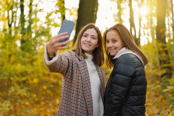 Gadis tertawa dan mengambil panggilan selfie di telepon. Konsep mobilitas gaya hidup — Stok Foto