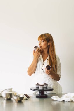 Şekerci kız kek hazırlıyor. Un ürünleri veya tatlı pişirmek için konsept malzemeler