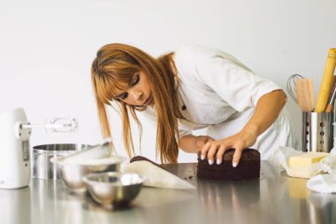 Şekerci kız beyaz kremalı ve çikolatalı kek bisküvisi hazırlıyor. Kek pişiriyorum..