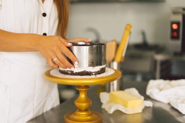 Şekerci kız beyaz kremalı ve çikolatalı kek bisküvisi hazırlıyor. Kek pişiriyorum..