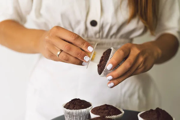 菓子屋の女の子がカップケーキを作っている。小麦粉製品やデザートを調理するための概念成分 — ストック写真