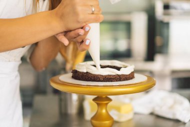 Şekerci kız beyaz kremalı ve çikolatalı kek bisküvisi hazırlıyor. Kek pişiriyorum..