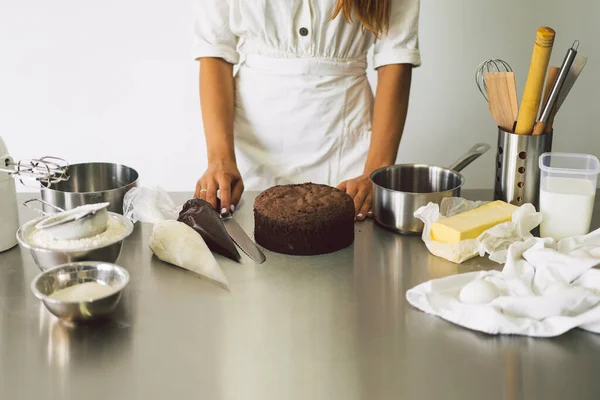 Suikerbakkersmeisje bereidt een cake koekje met witte room en chocolade. Koekjes bakken. — Stockfoto