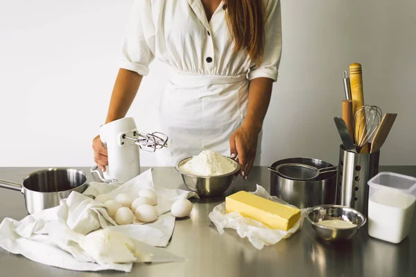 Handen werken met deeg bereiding recept brood, pizza of taart maken van ingrediënten. Koekjes bakken. — Stockfoto