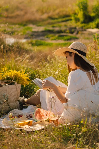 Młoda kobieta czyta książki na świeżym powietrzu. Czytanie i relaks — Zdjęcie stockowe