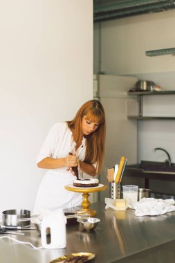 Şekerci kız beyaz kremalı ve çikolatalı kek bisküvisi hazırlıyor. Kek pişiriyorum..