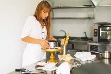 Şekerci kız beyaz kremalı ve çikolatalı kek bisküvisi hazırlıyor. Kek pişiriyorum..