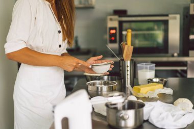 Hamur hazırlama tarifi ekmeği, pizza ya da turtayla çalışan eller besleyici oluyor. Kek pişiriyorum..