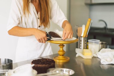 Şekerci kız beyaz kremalı ve çikolatalı kek bisküvisi hazırlıyor. Kek pişiriyorum..