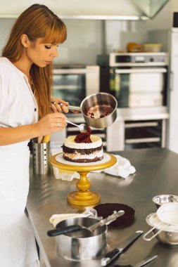 Şekerci kız beyaz kremalı ve çikolatalı kek bisküvisi hazırlıyor. Kek pişiriyorum..