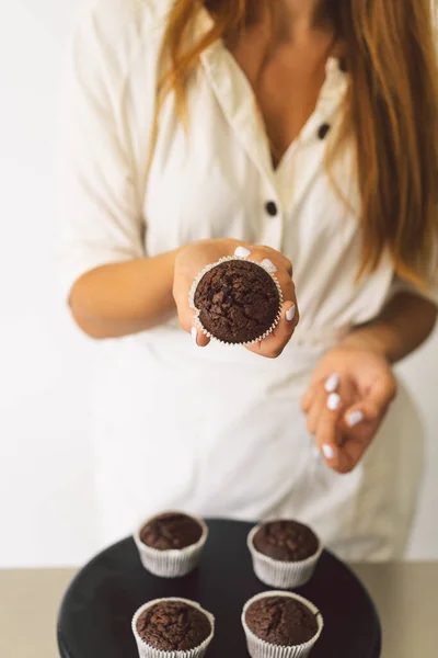 菓子屋の女の子がカップケーキを作っている。小麦粉製品やデザートを調理するための概念成分 — ストック写真