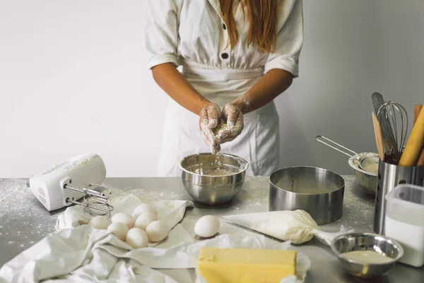 Handen werken met deeg bereiding recept brood, pizza of taart maken van ingrediënten. Koekjes bakken. — Stockfoto