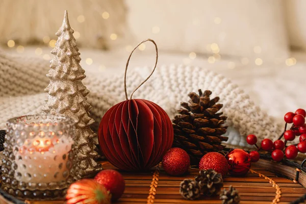 Felice anno nuovo. Sfondo natalizio con abete, coni e decorazioni natalizie. Festa delle vacanze di Natale. — Foto Stock