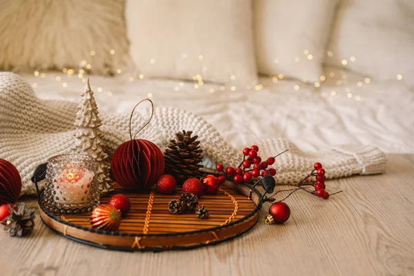 Felice anno nuovo. Sfondo natalizio con abete, coni e decorazioni natalizie. Festa delle vacanze di Natale. — Foto Stock