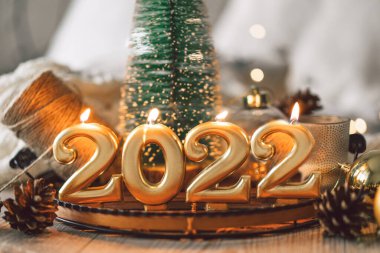 Mutlu yıllar 2022. Noel arkaplanı köknar ağacı, koni ve Noel süslemeleri. Noel bayramı kutlaması. Yeni yıl konsepti.