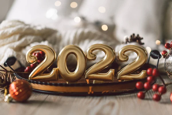 Selamat tahun baru 2022. Latar belakang Natal dengan pohon cemara, kerucut dan dekorasi Natal. Perayaan liburan Natal — Stok Foto