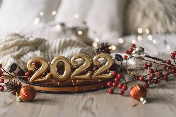 Selamat tahun baru 2022. Latar belakang Natal dengan pohon cemara, kerucut dan dekorasi Natal. Perayaan liburan Natal — Stok Foto