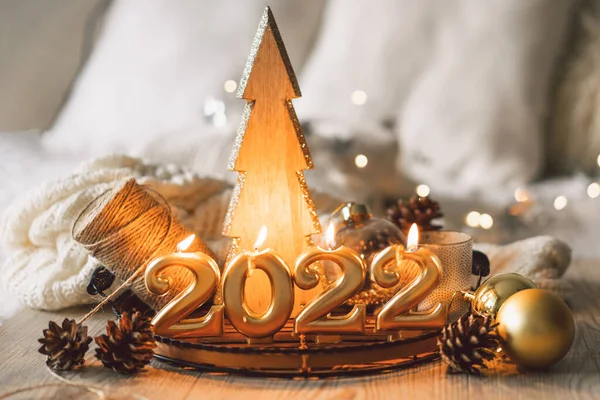Selamat tahun baru 2022. Latar belakang Natal dengan pohon cemara, kerucut dan dekorasi Natal. Perayaan liburan Natal. Konsep Tahun Baru. — Stok Foto