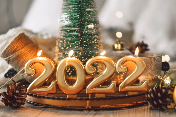 สุขสันต์วันปีใหม่ 2022. พื้นหลังคริสต์มาสกับต้นสนต้นสนกรวยและเครื่องประดับคริสต์มาส งานฉลองวันคริสต์มาส แนวคิดปีใหม่ . — ภาพถ่ายสต็อก