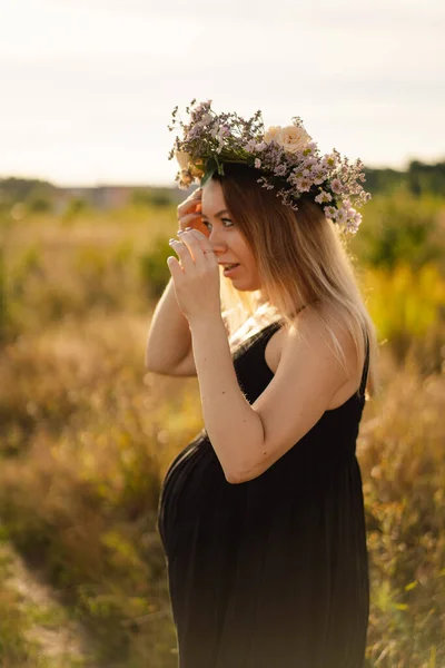 Portrait Pregnant Woman Beautiful Young Pregnant Woman White Dress Walks — Stock Photo, Image