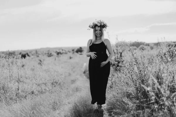 Retrato Uma Mulher Grávida Uma Bela Jovem Grávida Vestido Branco — Fotografia de Stock