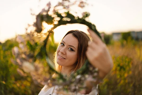 Letni portret pięknej młodej kobiety w wieńcu dzikich kwiatów. Gniew na jego głowie — Zdjęcie stockowe
