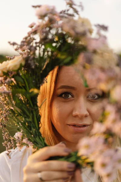 Nyári életmód portré gyönyörű fiatal nő koszorúban a vadvirágok. Koszorúval a fején. — Stock Fotó