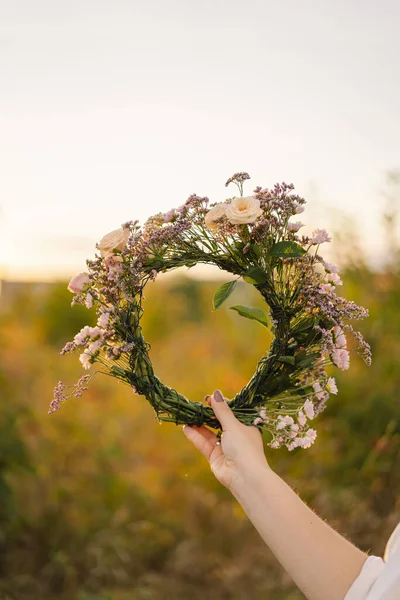 Summer lifestyle portrait of beautiful young woman in a wreath of wild flowers. Wreath on his head — Stock Photo, Image