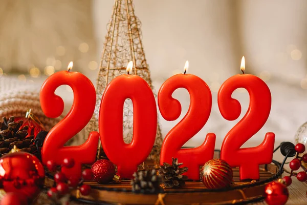 Feliz Año Nuevo 2022. Números del año 2022 hechos por velas rojas sobre fondo brillante festivo bokeh — Foto de Stock