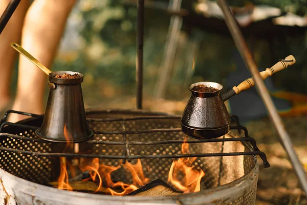 Виготовлення кави на вогнищі. Зробіть каву або чай на вогні природи. Туристичне обладнання . — стокове фото